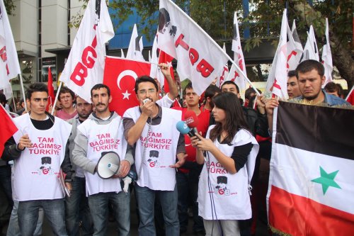 Ankara'da Esad yanlısı ve karşıtı sloganlar yan yana atıldı