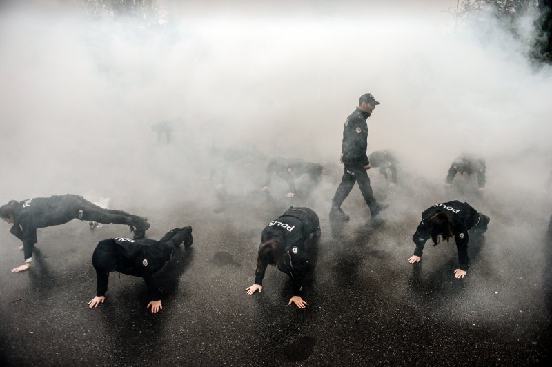 Çevik kuvvete, protestoculara müdahale eğitimi