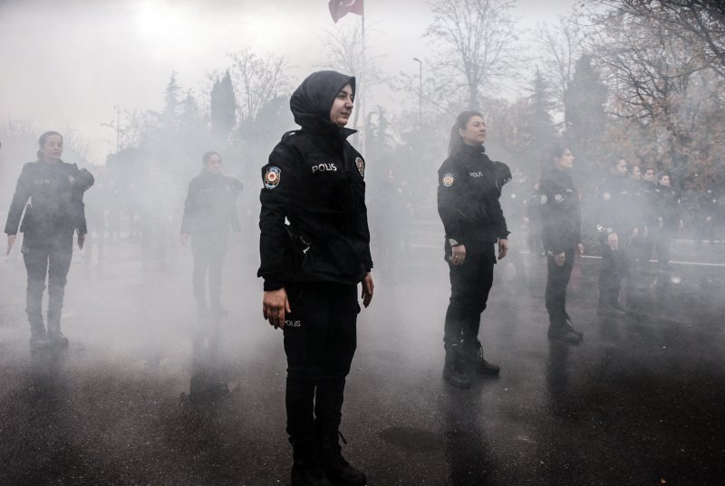 Çevik kuvvete, protestoculara müdahale eğitimi