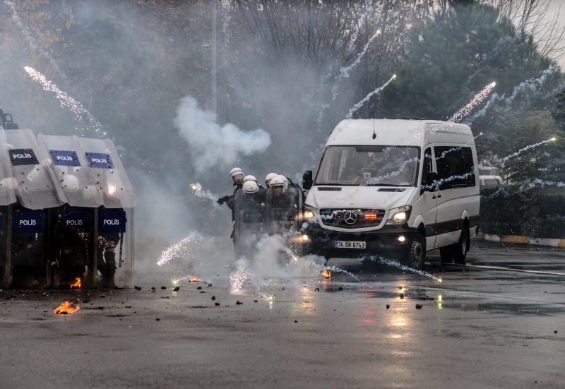 Çevik kuvvete, protestoculara müdahale eğitimi