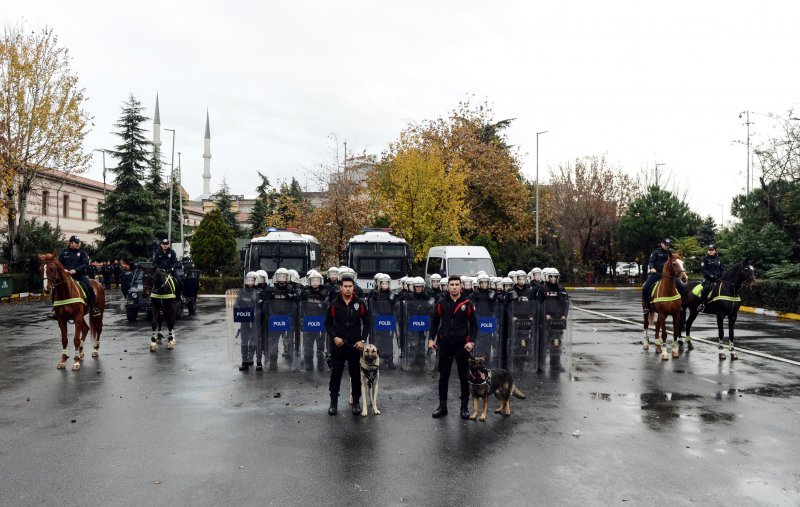 Çevik kuvvete, protestoculara müdahale eğitimi