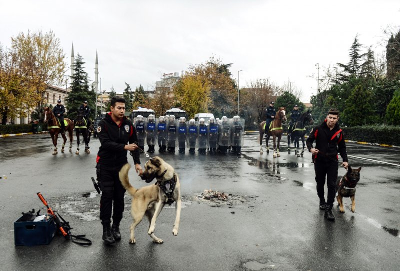 Çevik kuvvete, protestoculara müdahale eğitimi