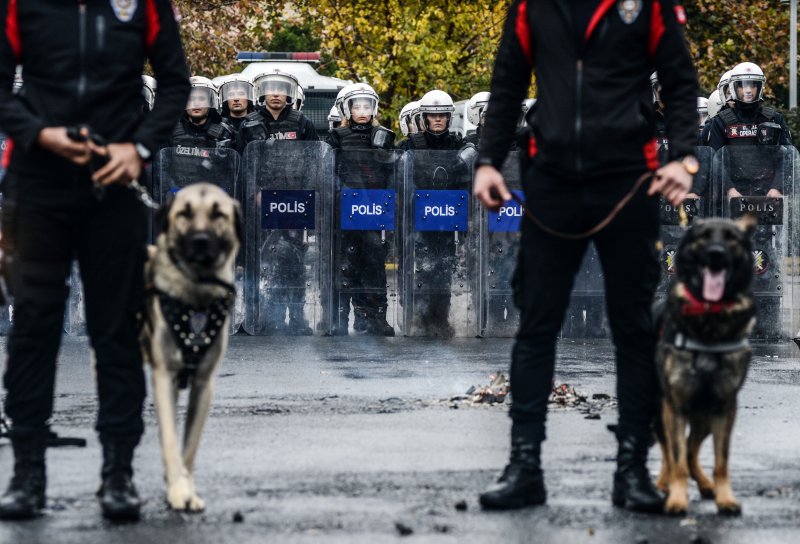 Çevik kuvvete, protestoculara müdahale eğitimi