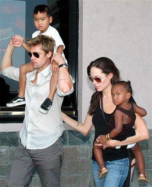 Angelina Jolie ve Brad Pitt çocuklarıyla bilikte balayına çıktı 