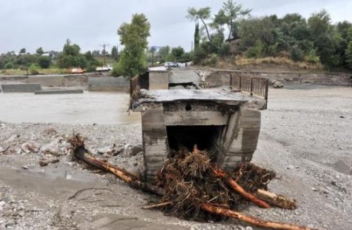 Antalya'da yağmur hayatı olumsuz etkiledi