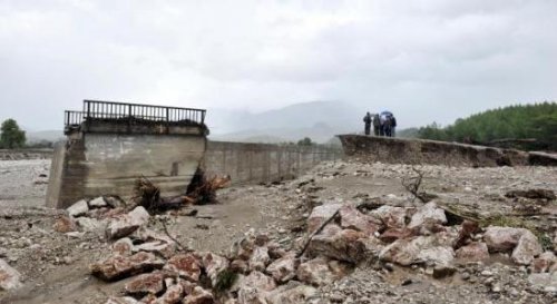 Antalya'da yağmur hayatı olumsuz etkiledi
