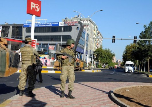 Asker Diyarbakır sokaklarında asayiş sağladı