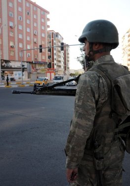 Asker Diyarbakır sokaklarında asayiş sağladı