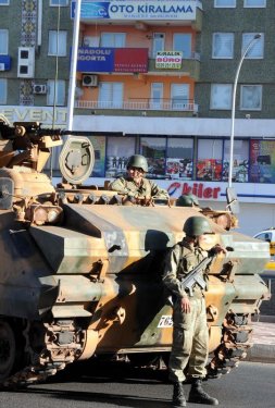 Asker Diyarbakır sokaklarında asayiş sağladı