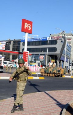 Asker Diyarbakır sokaklarında asayiş sağladı