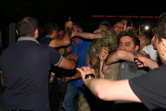 Askeri kalkışma girişiminden akılda kalan kareler