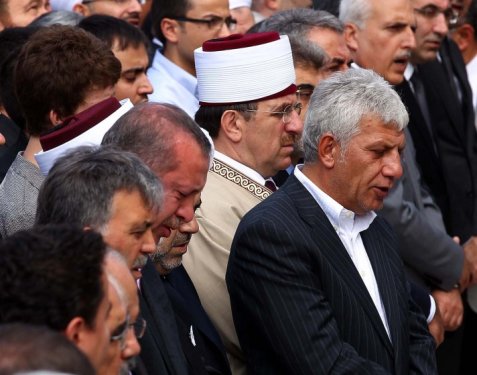 Başbakan Erdoğan annesinin cenazesinde ağladı