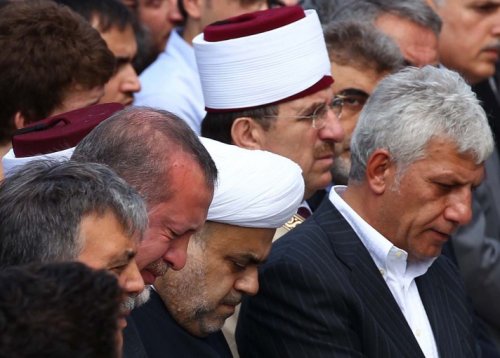 Başbakan Erdoğan annesinin cenazesinde ağladı