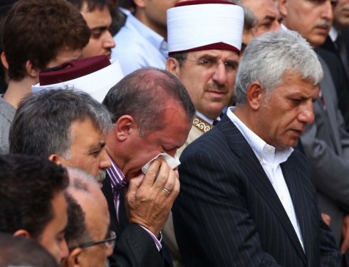Başbakan Erdoğan annesinin cenazesinde ağladı