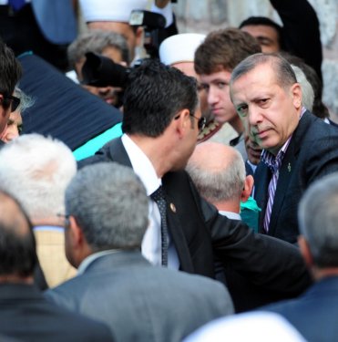 Başbakan Erdoğan annesinin cenazesinde ağladı