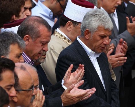 Başbakan Erdoğan annesinin cenazesinde ağladı