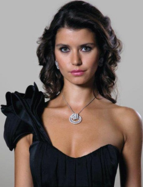  Beren Saat 8 çocuklu bir anneyi canlandıracak 