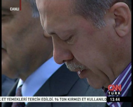 Başbakan Erdoğan annesinin cenazesinde ağladı