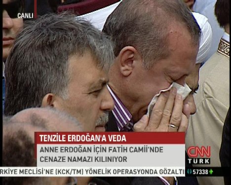 Başbakan Erdoğan annesinin cenazesinde ağladı