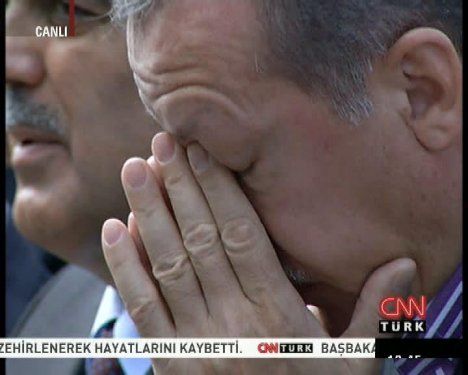 Başbakan Erdoğan annesinin cenazesinde ağladı