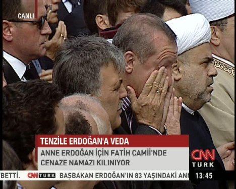 Başbakan Erdoğan annesinin cenazesinde ağladı