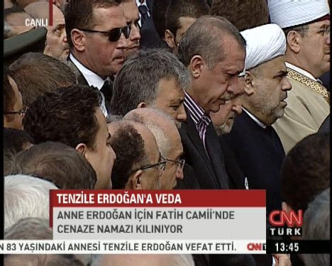 Başbakan Erdoğan annesinin cenazesinde ağladı