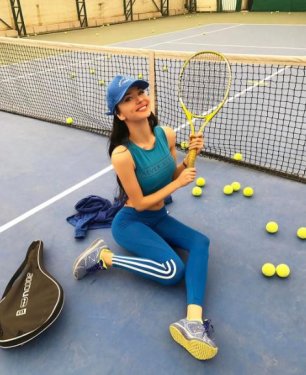 Cansu Taşkın sörf dersi aldı