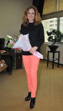 Ceyda Düvenci sevgilisiyle sokak ortasında öpüştü