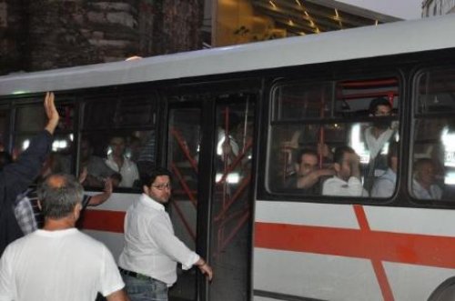 Tutuklu yakınları tezahüret yerine veda etti