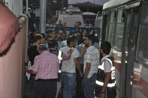 Tutuklu yakınları tezahüret yerine veda etti