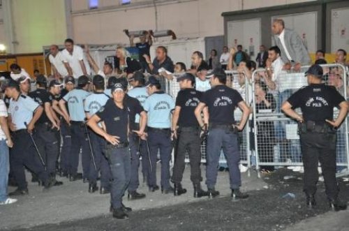 Tutuklu yakınları tezahüret yerine veda etti