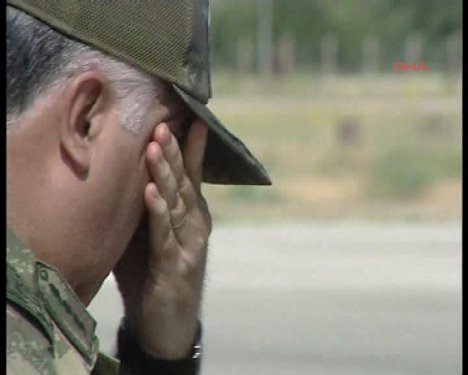 Necdet Özel'den 8 şehide gözyaşı