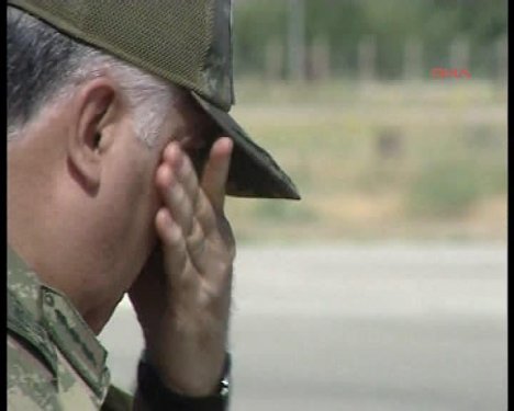 Necdet Özel'den 8 şehide gözyaşı