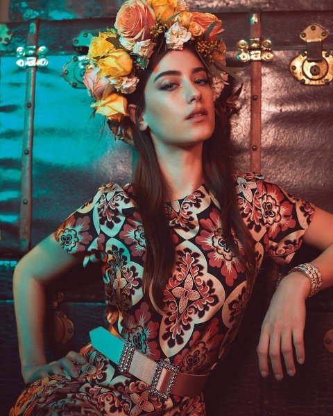 Hazal Kaya annesini yalnız bırakmadı 