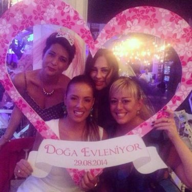 Doğa Rutkay'dan sürpriz kına gecesi