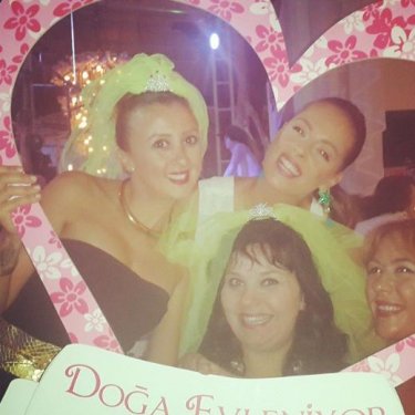 Doğa Rutkay'dan sürpriz kına gecesi