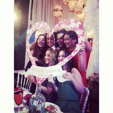 Doğa Rutkay'dan sürpriz kına gecesi