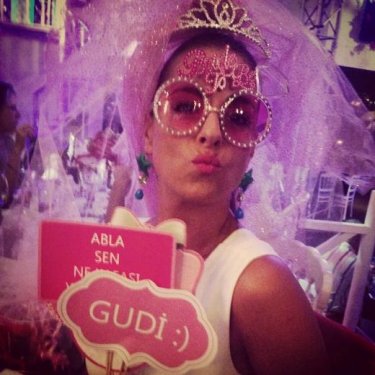 Doğa Rutkay'dan sürpriz kına gecesi