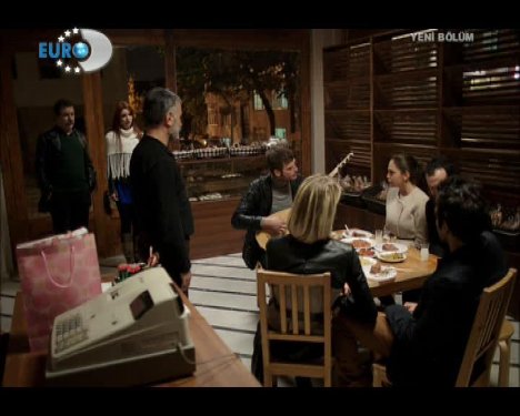 Kuzey saz çalıp türkü söyledi