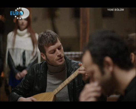 Kuzey saz çalıp türkü söyledi