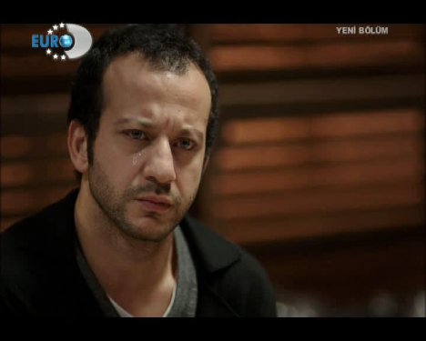 Kuzey saz çalıp türkü söyledi