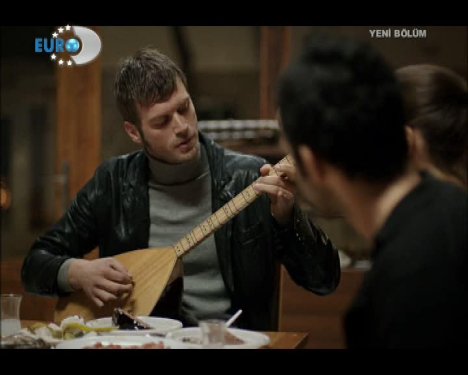 Kuzey saz çalıp türkü söyledi