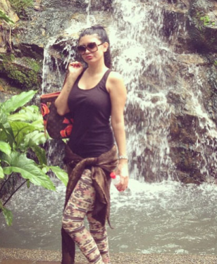 Ebru Polat'tan dekolte şov