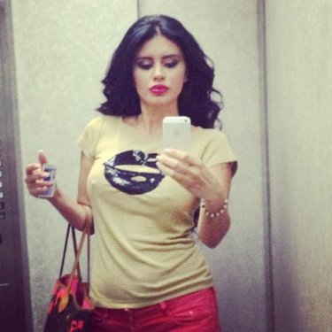 Ebru Polat'tan dekolte şov