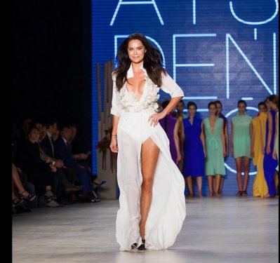 Ebru Şallı podyumda fırtına gibi esti 