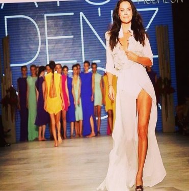 Ebru Şallı podyumda fırtına gibi esti 