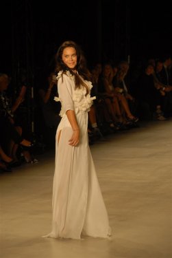 Ebru Şallı podyumda fırtına gibi esti 