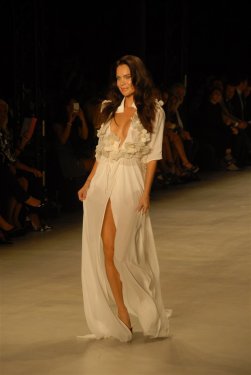 Ebru Şallı podyumda fırtına gibi esti 