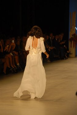 Ebru Şallı podyumda fırtına gibi esti 