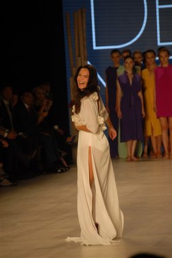 Ebru Şallı podyumda fırtına gibi esti 